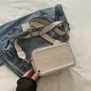 Moda Casual de Invierno 2024 Bolso Pequeño Cuadrado para Mujer con Correa Ancha Cruzada al Hombro Letras Repujadas Tendencia Simple