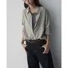 Camisa de caimento solto para Primavera/Outono 2026, lavada com areia para uma textura macia e fluida, lavável à máquina, camisa azul versátil e que afina a silhueta