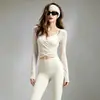 Conjunto de Pilates elástico sin costuras para mujer, con un top de manga corta cruzado y pantalones de yoga de cintura alta que realzan las caderas, un atuendo deportivo para mujer