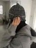 Gorro Simples de Tricô Liso Estilo Dongdaemun com Proteção para Orelhas Versátil Listrado Quente para Outono e Inverno para Homens e Mulheres