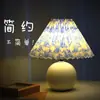 Lámpara de mesa plisada, estilo nórdico, lujo ligero, alta gama, para dormitorio, lámpara de noche, adecuada para casas de huéspedes, luz nocturna LED, luz ambiental de cerámica