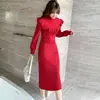 Vestido de Tricô Vermelho de Natal e Ano Novo para Mulheres Outono e Inverno 2025 Elegante Vestido Suéter de Comprimento Médio