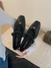 []Elegantes zapatos de tacón bajo que aumentan la altura interior, colección otoño 2026, nuevo diseño de retazos, zapatos Mary Jane de una sola tira con punta cuadrada