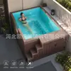 Diseño de ventana rectangular para ver en una piscina exterior para adultos en el patio de una villa.