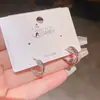 Novo produto de outono: Brincos chatos torcidos de zircônia, requintados e simples, com um estilo coreano de alta qualidade e uma vibe cool e minimalista