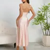 Vestido Longo Elegante Feminino 899, Estilo Francês de Luxo Leve em Cetim com Alças Finas tipo Espaguete e Correntes, Saia sereia que afina a cintura
