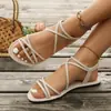 Novos sapatos femininos plus size transfronteiriços, modelo 2025 para uso ao ar livre, sandálias rasteirinhas populares com tiras finas e elástico, adequadas para combinar com vestidos
