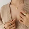 Estilo minimalista ins frío europeo y americano colgante cuadrado pequeño exquisito cadena de hueso de serpiente acero de titanio chapado en oro de 18 quilates collar joyería
