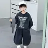 Conjunto Masculino Primavera e Outono Roupas de Academia Infantil Novo Conjunto de Duas Peças 2026 Moletom Gola Redonda Conjunto de Duas Peças para Crianças Pequenas e Médias Tendência