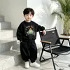 2026 Nuevo y Moderno Conjunto de Sudadera con Cuello Redondo y Dibujos de Coches para Niños Primavera y Otoño, Conjunto de Dos Piezas de Pantalones Jogger Estilo Coreano