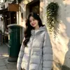 Jaqueta de Algodão Acolchoada Grossa Nova Inverno 2026 Feminina Estilo Coreano Curta Fashionável Tamanho Grande Solta Jaqueta Pão Outerwear