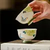 Taza de té de cerámica pintada a mano bajo vidriado con diseño floral, con motivo de mariposa, adecuada para degustación de té, en caja de regalo estilo chino