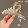 Presilha de garra grande estilo vintage elegante com borla, lírio-do-vale e espiga de trigo para prender o cabelo na nuca