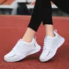 Zapatos de mujer primavera, otoño e invierno 2022 zapatilla deportiva transfronteriza ligeros talla grande zapatos de mujer estudiante cuero color liso casual zapatos de mujer