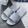 Sandálias Novo Estilo 2025 para Mulheres, para Banheiro Interno, Banho e Uso Externo para Casais, Uso Doméstico para Homens, Chinelos Antiderrapantes com Solado Macio para o Verão
