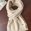 Novo Cachecol Pequeno de Lã para Mulheres, Estilo Coreano Outono/Inverno, Cachecol de Tricô Macio e Fofo de Cor Sólida, Cachecol Quente com Logo Metálico Simples