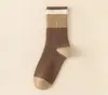 Colección de otoño: Calcetines de mujer elegantes y modernos en una paleta de colores Maillard, con diseños de rayas, letras y de longitud larga, perfectos para uso casual y versátiles para cualquier atuendo en otoño e invierno.