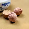 Madera de Ciprés Rojo Talla de Madera Fresa Linda a Través del Agujero Accesorios DIY Llavero de Cuerda Hecho a Mano Accesorios Colgantes para Cadena de Teléfono Móvil Venta al por Mayor