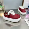 Zapatos Blancos de Suela Gruesa de Venta Caliente para Mujer 2026 Otoño Nuevos Deportivos Casuales con Cordones que Aumentan un Poco la Altura Zapatos Tipo Pan para Mujer
