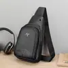 Venda Direta da Fábrica, Fornecimento Transfronteiriço, Grande Capacidade, Múltiplos Bolsos, Bolsa de Peito Masculina de Couro Cor Sólida, Estilo de Comutador de Negócios, Novo Modelo