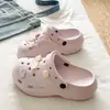 Tendencia de ModaEsencial de Verano Transpirable Resistente al Desgaste Zapatos con Agujeros Venta Caliente Peces Pequeños Cara Sonriente Gato Pantuflas Cerradas de EVA