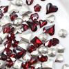 Joyería de uñas de diamante con punta puntiaguda intermitente de color rojo oscuro popular de TikTok, joyería de diamantes de uñas festivas de estilo chino con forma de corazón torcido y cuadrado grueso.