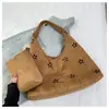 Bolsa Tote Retrô Vazada Esculpida Transfronteiriça Feminina Estilo Novo Moda Casual para o Dia a Dia Bolsa de Ombro Grande Capacidade