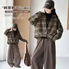 Conjunto de Roupa para Meninas Primavera e Outono 2026 Novo Estilo Coreano Tendência Camisa Xadrez Conjunto de Três Peças para Crianças Mais Velhas