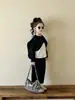 Blusas Estilo Coreano para Meninas Nova Coleção Primavera e Outono 2026 Roupas Infantis Blusas Arredondadas de Tamanho Pequeno e Médio Camisas Brancas Calças Casuais Pretas