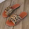 Chinelos femininos plus size para comércio exterior transfronteiriço, novos chinelos planos slip-on de verão estilo europeu e americano, chinelos peep-toe da moda com estampa de leopardo