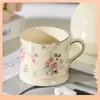 Caneca Floral de Luxo Leve Estilo Europeu, Alto Valor Estético, Xícara de Café Vintage para Uso Doméstico, Cerâmica Dourada Estilo Ins para Chá da Tarde