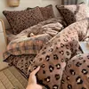 Invierno nuevo lindo oso terciopelo de leche cubierta de cama juego de cuatro piezas borde de concha de terciopelo de coral funda nórdica sábana de cama cálida engrosada