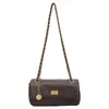 Yaozi 2026 coleção de outono inicial: bolsa de ombro chique e elegante com um sofisticado detalhe de corrente, uma pequena bolsa quadrada de ombro que pode ser usada na transversal