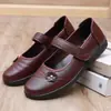 Zapatos cómodos de suela blanda con diseño de grulla de origami blancos, zapatos planos antideslizantes para mujeres de mediana edad y mayores, zapatos de cuero para primavera y otoño con velcro para personas mayores