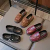 Nuevos Mocasines Estilo Británico para Niños Primavera/Otoño 2026 Zapatos Pequeños de Cuero con Estampado de Leopardo Retro para Niñas Zapatos de Suela Blanda Individuales Modernos