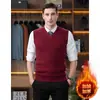 Colete suéter de malha masculino de inverno, forrado com fleece, grosso, gola V, cor sólida casual, camada interna térmica para homens de meia-idade