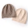 Cachemira 2026 Otoño/Invierno Nuevo Unisex Color Sólido Jacquard de Diamantes Cálido Gorro con Protección para Orejas Gorro de Punto