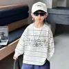 Camiseta de manga larga para niño, nuevo estilo otoño 2026, prenda base de otoño para niños, top a rayas para bebés, adecuado para usar como capa exterior