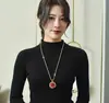 Cadena de Suéter Elegante de Rosa de Gama Alta, Collar con Colgante Femenino y Versátil, Lujo Ligero, Ropa de Moda y de Gama Alta al por Mayor