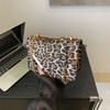 Nova Bolsa de Ombro Estampada de Leopardo Retrô da Primavera de 2025 Moda Simples Bolsa de Axila Casual com Corrente de Mão Bolsa Transversal Bolsa Feminina