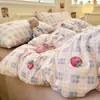 Novo conjunto de cama de quatro peças em gaze dupla jacquard com textura de nuvem, adequado para dormitórios de estudantes, incluindo lençóis, capa de edredom e fronhas.