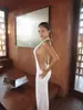 Vestido sexy europeu e americano transfronteiriço com gola halter, decote em V profundo, recortes laterais, costas amplamente abertas, bodycon elástico longo, vestido de noite