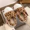 Pantuflas de algodón para uso doméstico, pantuflas de algodón peluche con estampado de leopardo y pata de gato para interior, calzado exterior para mujer, pantuflas cálidas y esponjosas con suela gruesa antideslizante de dibujos animados