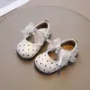 Sapatos de princesa de bolinhas para meninas, sapatos de caminhada para bebês com sola macia, sapatinhos de couro, sapatilhas para bebês, sapatos antiderrapantes para primavera/outono com fechos de velcro