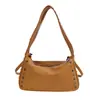 Colección nueva 2025: Bolsas de axila de moda y minimalistas para el verano, con un diseño elegante y sofisticado con detalles de remaches y una forma acolchada, perfectas para un look cool y chic