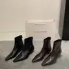 Botas femininas de couro macio estilo francês, salto médio/grosso, elásticas, ajuste justo, nova coleção outono/inverno 2026, botinhas de tornozelo retrô com bico quadrado pequeno e zíper traseiro