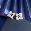 Aretes de Metal Cepillado Recortados Tallados Flor Cuatro Hojas de Trébol Cuatro Hojas Accesible Lujo Incrustados con Pequeños Diamantes Blancos Tamaño Pequeño