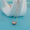 Caperucita Roja Mismo Estilo Cadena para Clavícula de Celebridad de Internet para Mujer Colgante Cilíndrico Tridimensional Chapado en Cobre Oro Real 18K Flor de Coche Hombre Pequeño Collar para Cintura