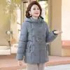 Novos casacos acolchoados de algodão de inverno 2026 para mulheres de meia-idade e idosas, com forro de fleece, espessados e de corte solto, projetados para mães e avós