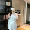 Foto real de la nueva colección de otoño 2026: Conjunto de camiseta de manga larga off-shoulder de alta elasticidad, puro y seductor, y pantalones casuales de pierna ancha para mujer